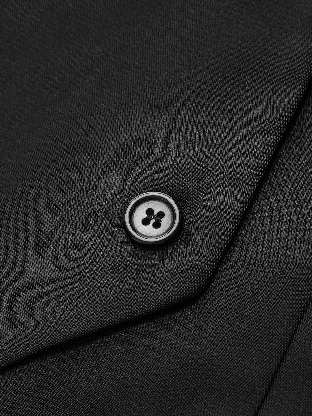 Elegancka sukienka blazer bez rękawów, z szykownym plisowanym wzorem, dopasowanym krojem i kołnierzem z klapami, idealna na specjalne okazje.
