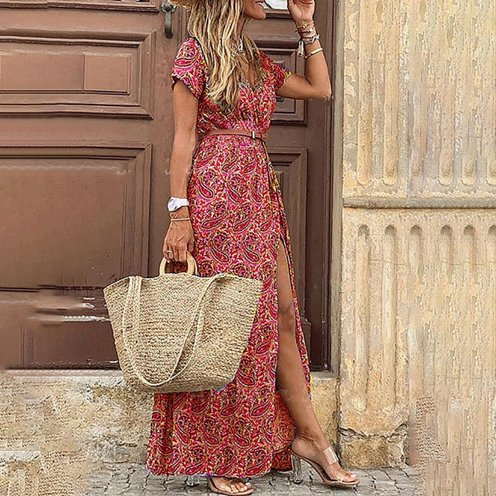 Szykowana długa sukienka letnia Rosalie boho z nadrukiem, luźnym krojem i eleganckimi detalami, idealna na upalne dni.