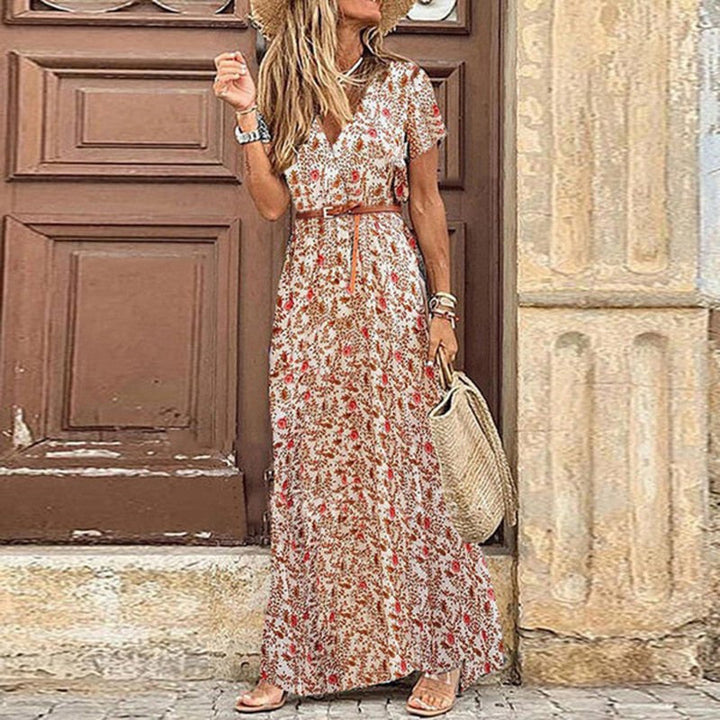 Szykowana długa sukienka letnia Rosalie boho z nadrukiem, luźnym krojem i eleganckimi detalami, idealna na upalne dni.