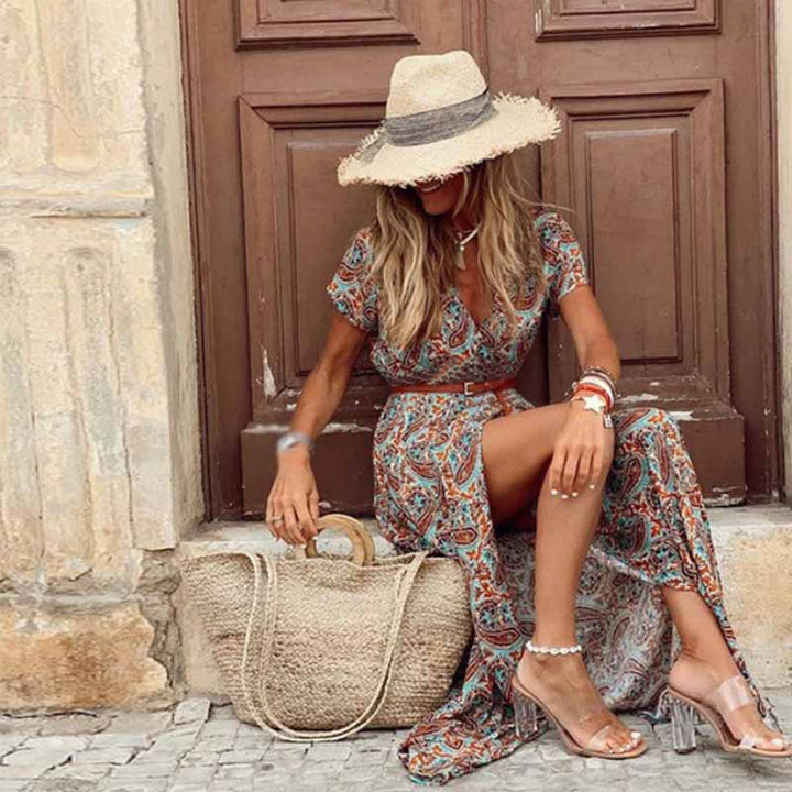 Szykowana długa sukienka letnia Rosalie boho z nadrukiem, luźnym krojem i eleganckimi detalami, idealna na upalne dni.