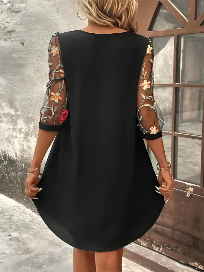 Mini sukienka koszulowa w kwiaty, elegancka i lekka, z żywym kwiatowym nadrukiem na jasnym tle, idealna na lato.