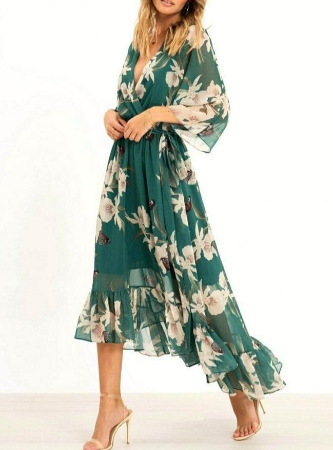 Elegancka zielona sukienka koktajlowa z delikatnymi falbanami i paskiem w talii, widok z przodu, idealna na specjalne okazje, podkreślająca sylwetkę.