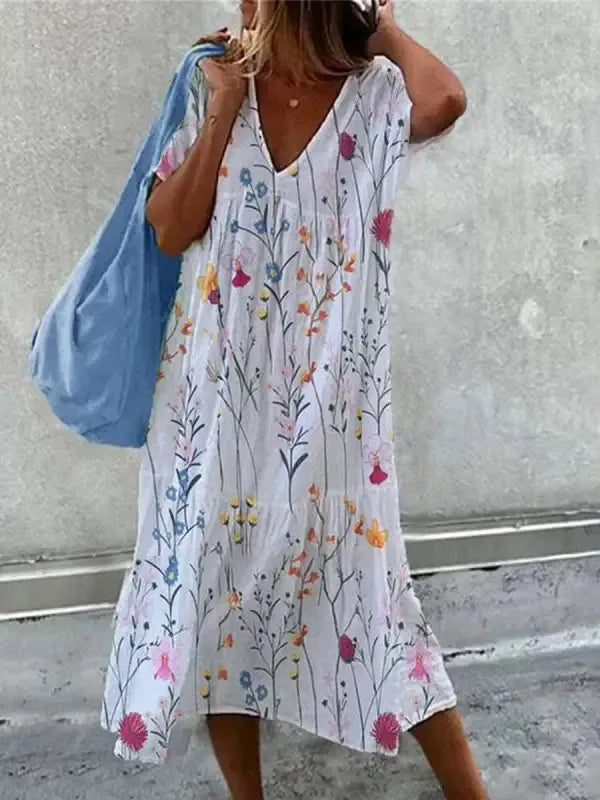 Sukienka plażowa boho z dekoltem w serek, kolorowy wzór kwiatowy, krótkie rękawy, luźna sylwetka na elegancki letni styl.
