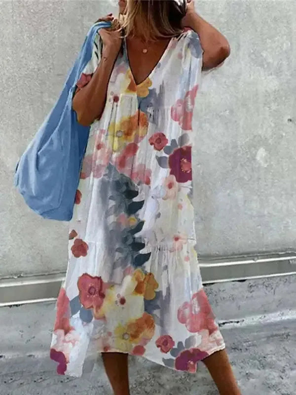 Sukienka plażowa boho z dekoltem w serek, kolorowy wzór kwiatowy, krótkie rękawy, luźna sylwetka na elegancki letni styl.