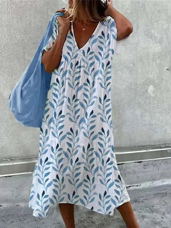 Sukienka plażowa boho z dekoltem w serek, kolorowy wzór kwiatowy, krótkie rękawy, luźna sylwetka na elegancki letni styl.