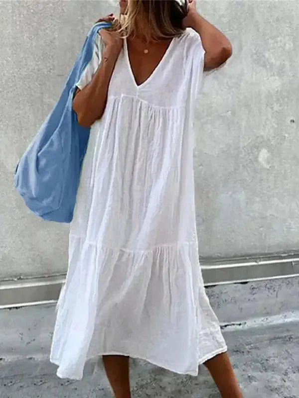 Sukienka plażowa boho z dekoltem w serek, kolorowy wzór kwiatowy, krótkie rękawy, luźna sylwetka na elegancki letni styl.