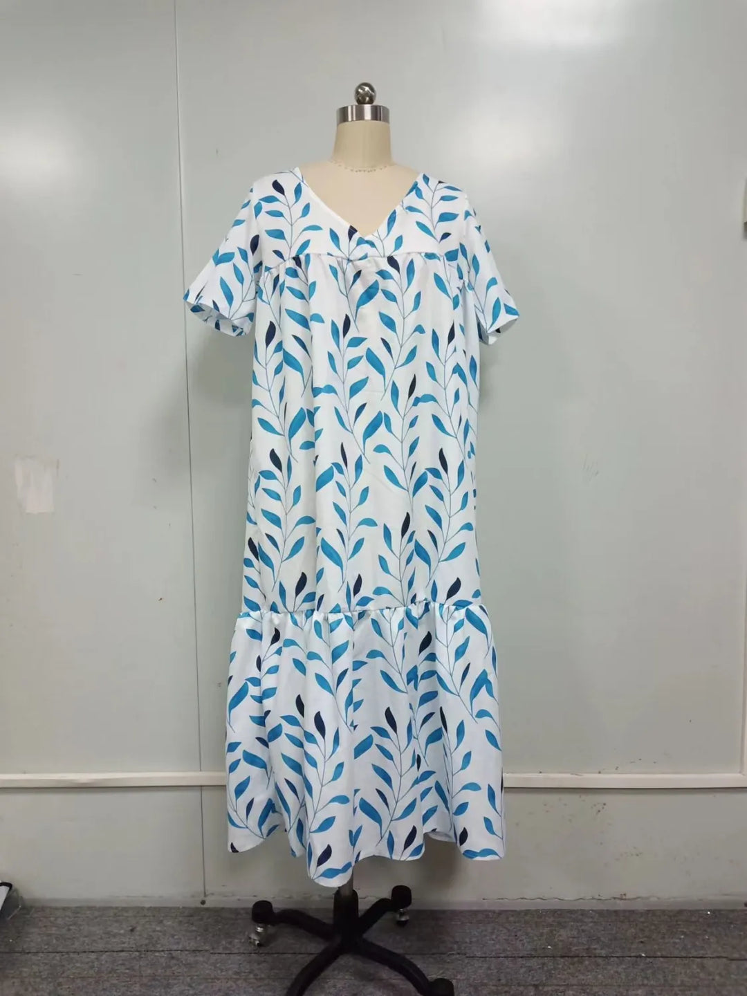 Sukienka plażowa boho z dekoltem w serek, kolorowy wzór kwiatowy, krótkie rękawy, luźna sylwetka na elegancki letni styl.