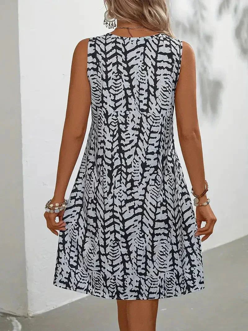 Elegancka letnia sukienka mini dla kobiet, stylowa, bez rękawów, z lekkiej tkaniny, idealna na letnie wyjścia w słońcu.
