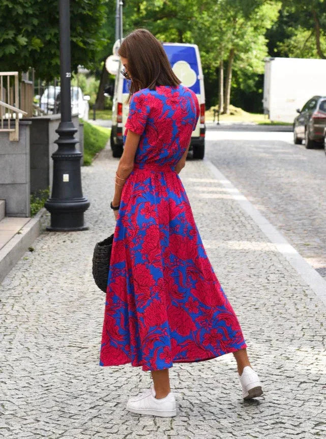 Różowa elegancka sukienka letnia, miękka tkanina, podkreślający sylwetkę krój, dostępna również w kolorze czerwonym i czerwono-niebieskim.