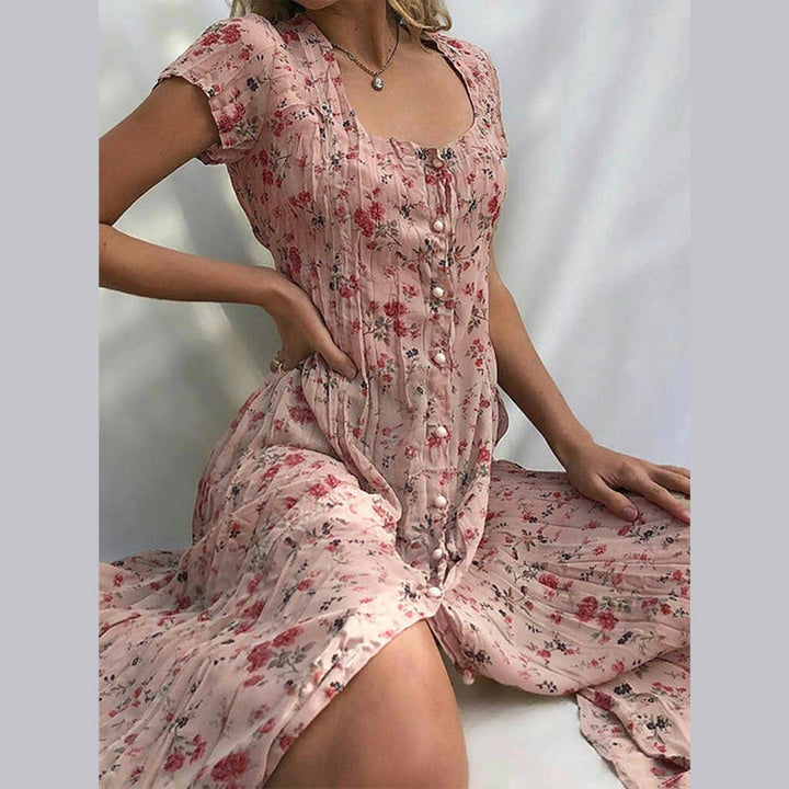 Elegancka i zwiewna letnia kwiecista sukienka Elvira, uroczy nadruk kwiatowy, płynny i pochlebny krój idealny na lato.