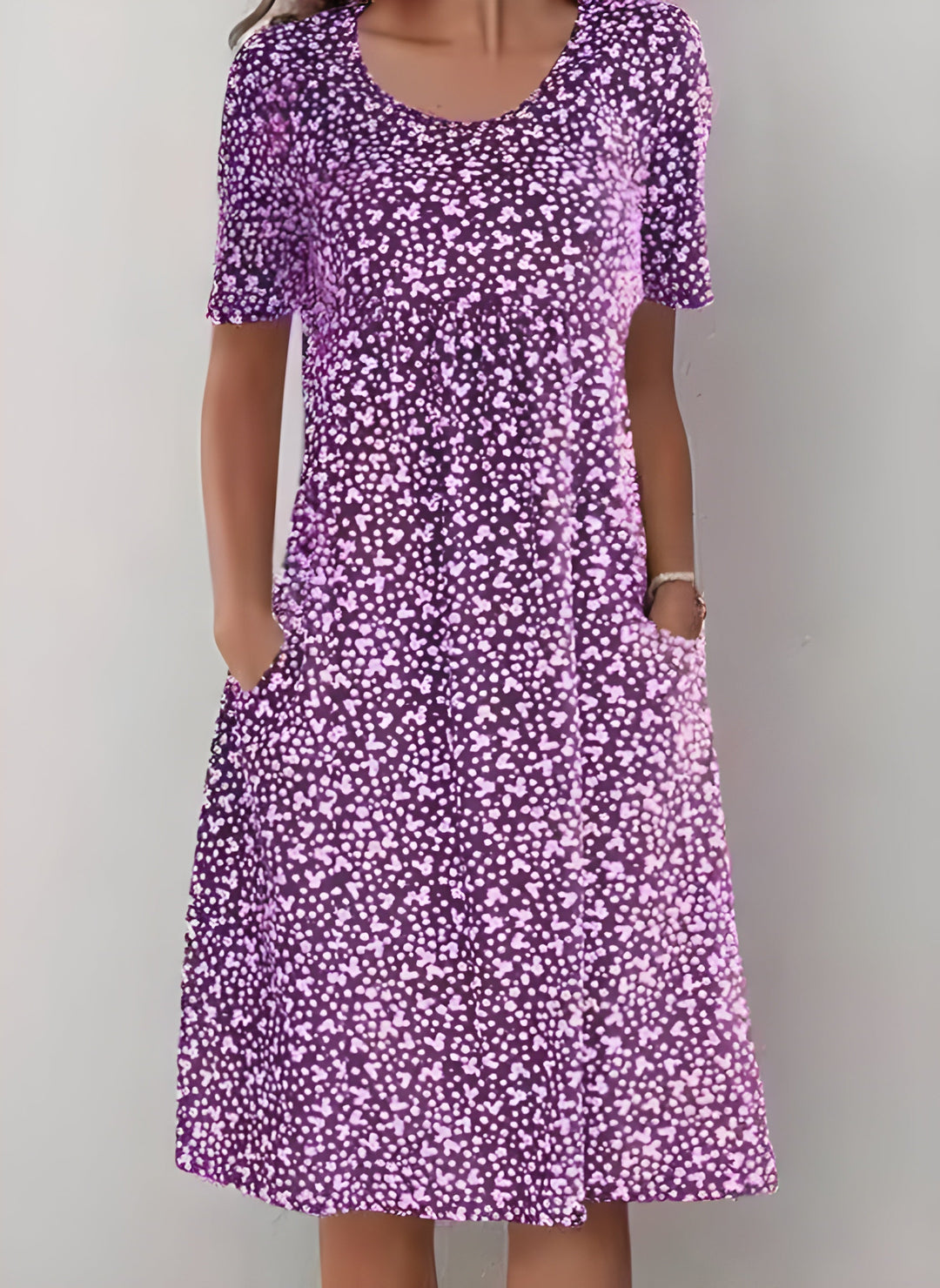 Lekka letnia sukienka Sophie, elegancka z oddychającego materiału, nowoczesny design, idealna na niezobowiązujące letnie wyjścia.