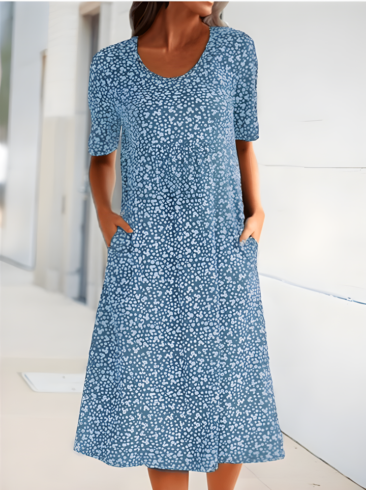 Lekka letnia sukienka Sophie, elegancka z oddychającego materiału, nowoczesny design, idealna na niezobowiązujące letnie wyjścia.