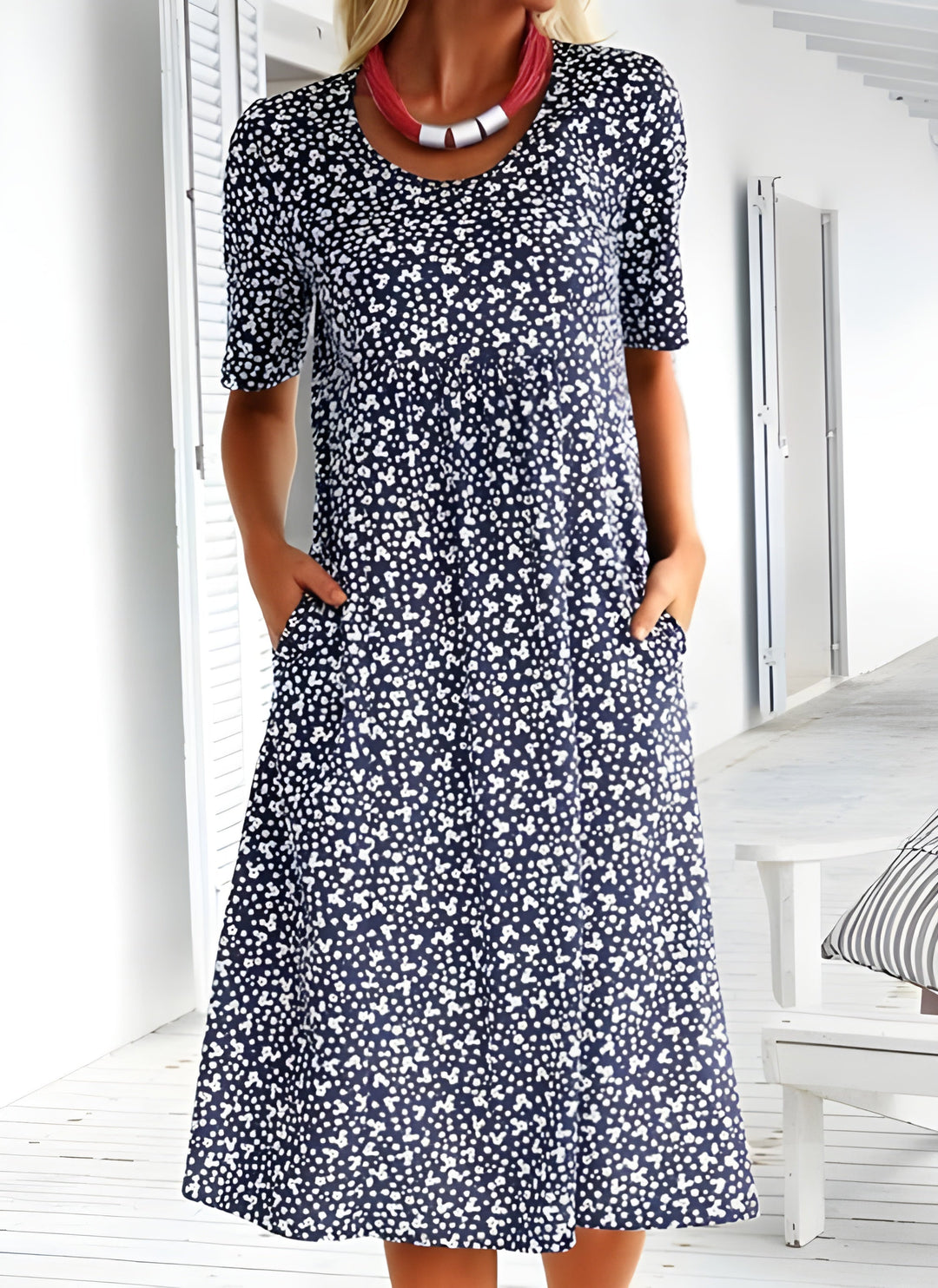 Lekka letnia sukienka Sophie, elegancka z oddychającego materiału, nowoczesny design, idealna na niezobowiązujące letnie wyjścia.