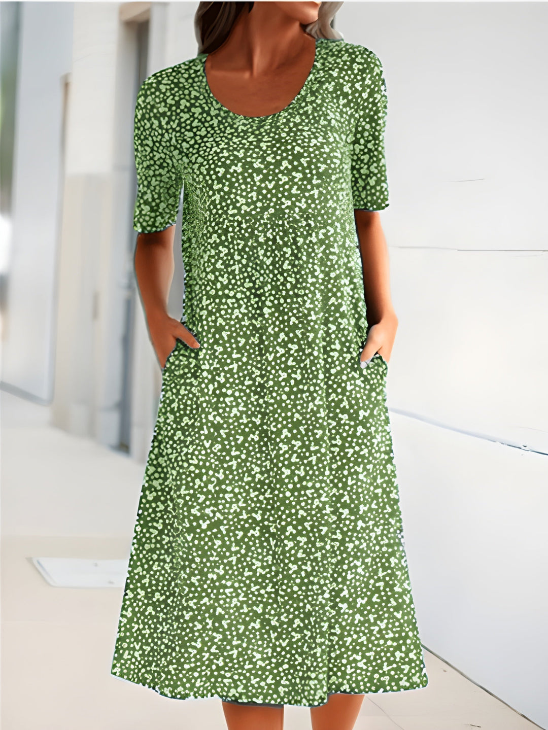 Lekka letnia sukienka Sophie, elegancka z oddychającego materiału, nowoczesny design, idealna na niezobowiązujące letnie wyjścia.