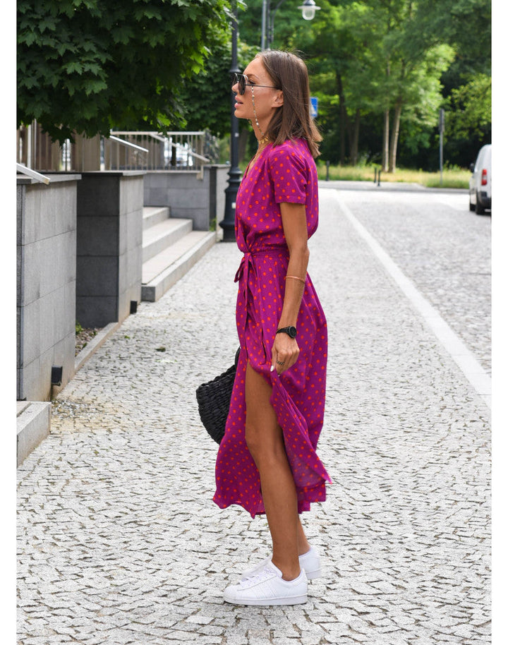 Sukienka letnia Louise, żywe kolory, eleganckie wzory kwiatowe, miękki materiał, idealna na letnie okazje.