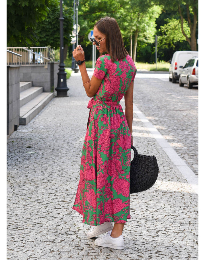 Sukienka letnia Louise, żywe kolory, eleganckie wzory kwiatowe, miękki materiał, idealna na letnie okazje.