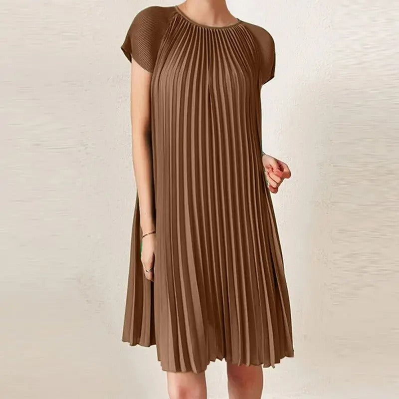 Elegancka plisowana sukienka letnia damska w kolorze czarnym, z pochlebnym krojem, idealna na letnie uroczystości.