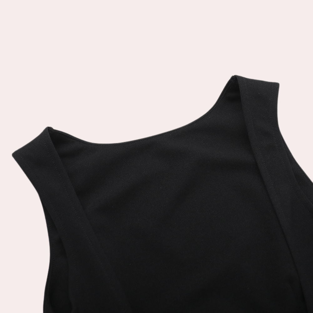 Szczegóły wyrafinowanego designu sukienki JANELLE, podkreślające jej elegancki charakter.