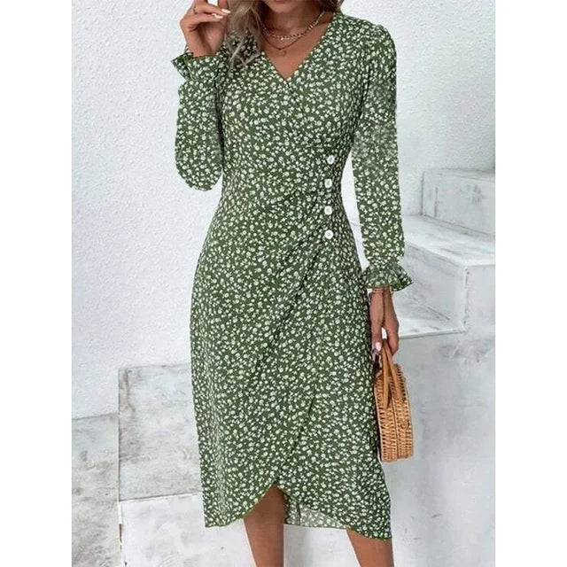 Modelka nosząca Elegancką Sukienkę Kwiatową Isabelle, widok z przodu.