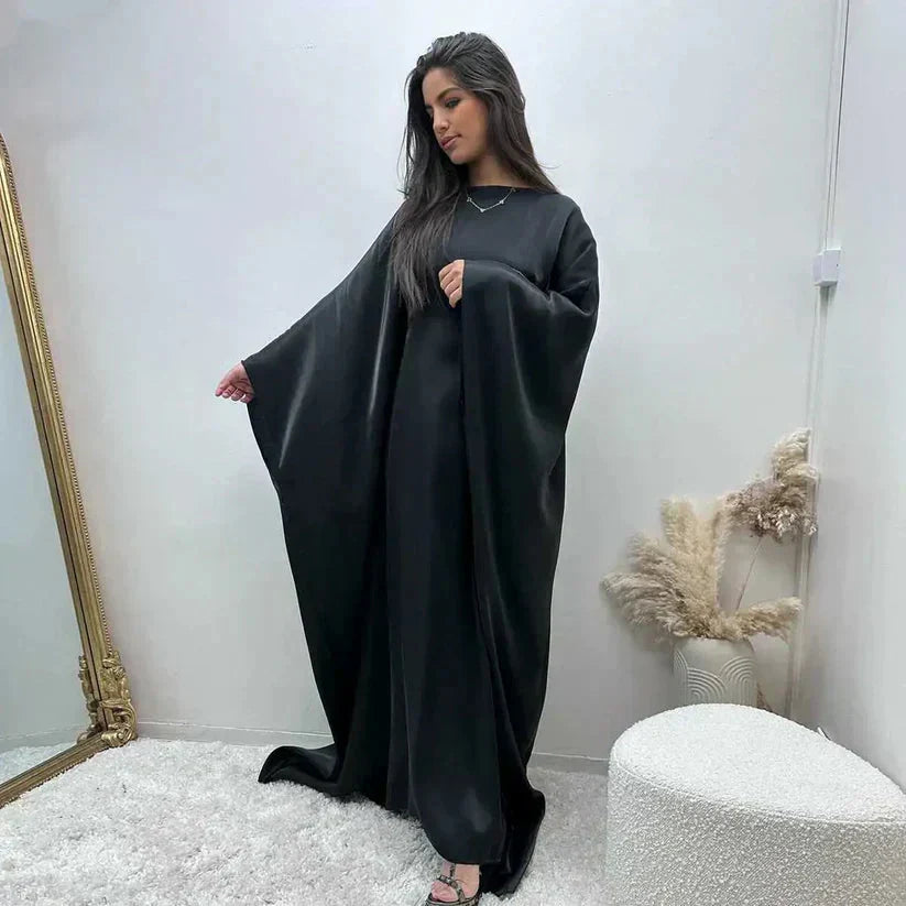 Płynna długa sukienka Abaya Alina, z długimi rękawami, wykonana z miękkiego materiału, z wyrafinowanymi detalami na specjalne okazje.