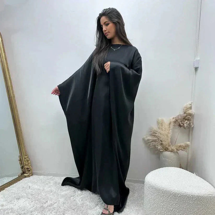 Płynna długa sukienka Abaya Alina, z długimi rękawami, wykonana z miękkiego materiału, z wyrafinowanymi detalami na specjalne okazje.