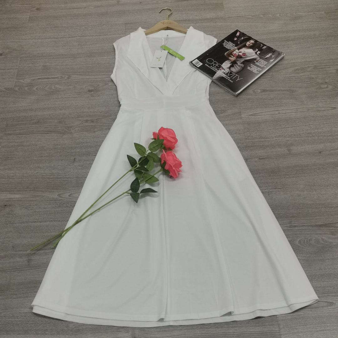 Elegancka biała sukienka maxi, damska, z dekoltem w serek, idealna na letnie stylizacje.