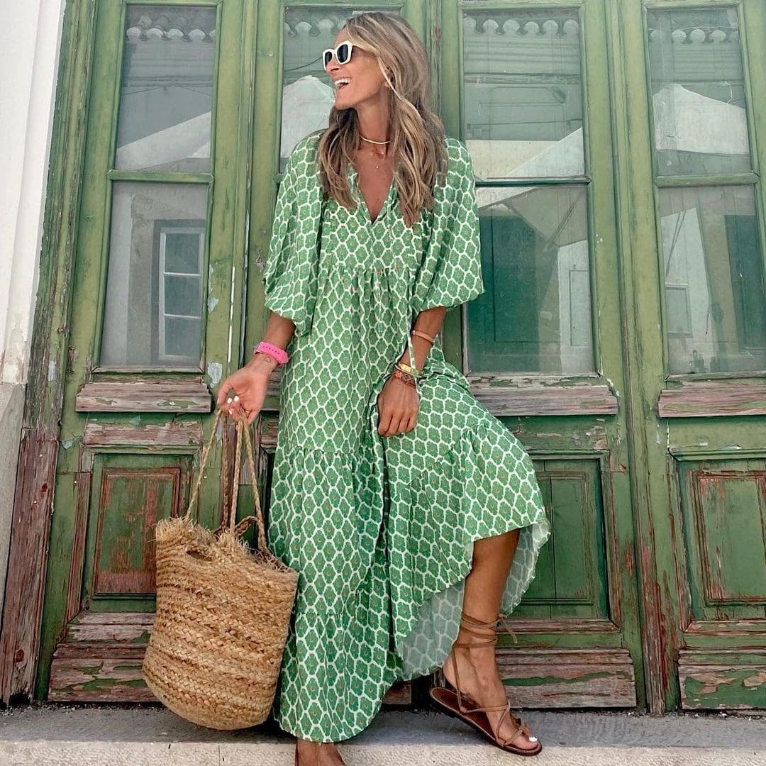 Długa sukienka boho z nadrukiem vintage, dekoltem w serek i luźnymi rękawami, idealna na letni, swobodny i elegancki wygląd.