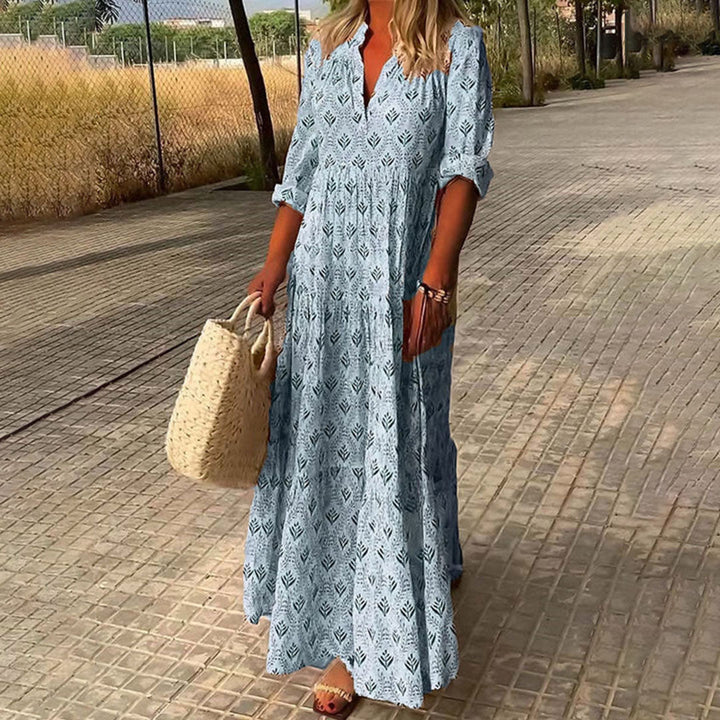 Jasnoniebieska długa sukienka boho z motywem liści, luźna i elegancka, idealna na lato.