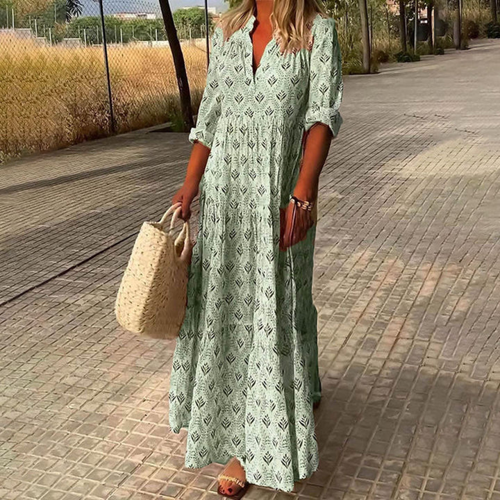 Jasnoniebieska długa sukienka boho z motywem liści, luźna i elegancka, idealna na lato.