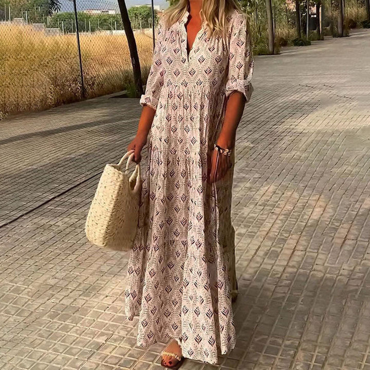Jasnoniebieska długa sukienka boho z motywem liści, luźna i elegancka, idealna na lato.