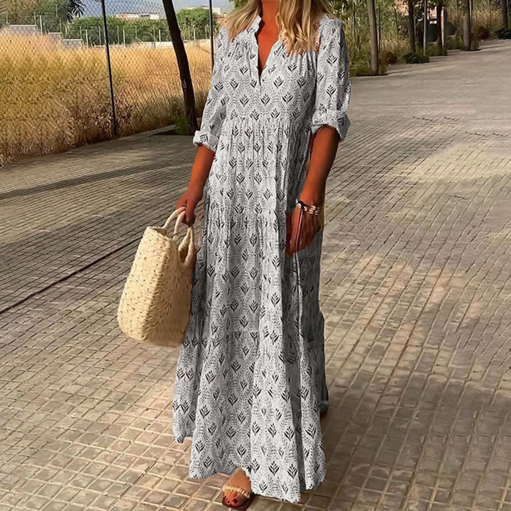 Jasnoniebieska długa sukienka boho z motywem liści, luźna i elegancka, idealna na lato.