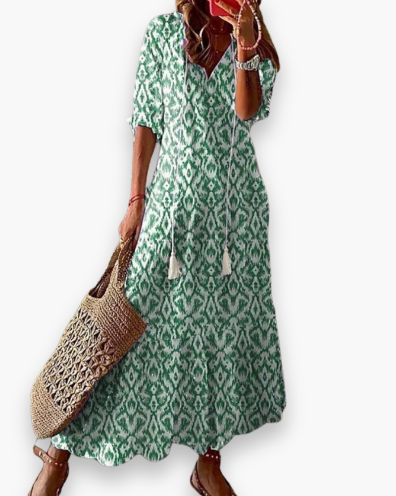 Długa damska sukienka boho, kwiatowy nadruk, elegancka i zwiewna na lato, luźny krój, romantyczny swobodny styl.