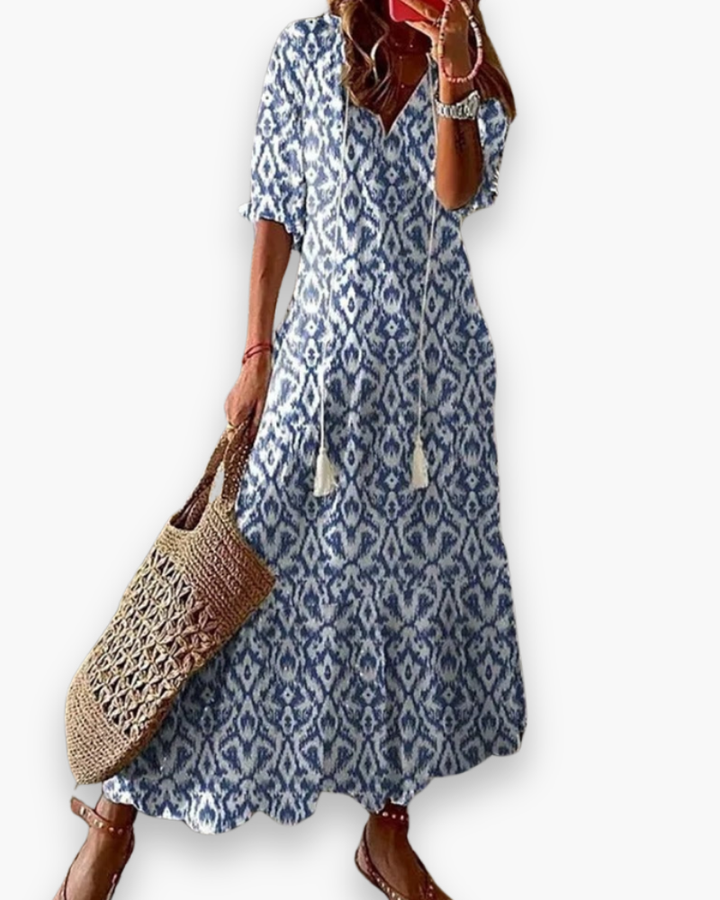 Długa damska sukienka boho, kwiatowy nadruk, elegancka i zwiewna na lato, luźny krój, romantyczny swobodny styl.