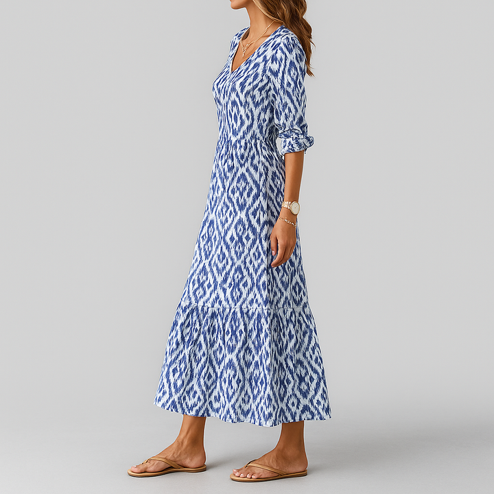 Długa sukienka damska boho z nadrukiem ikat, styl luźny, dekolt V, rękawy 3/4, płynna sylwetka, elegancka letnia.