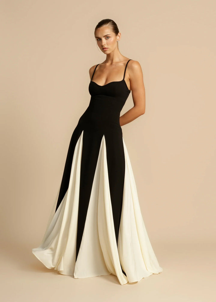 Elegancka sukienka maxi w kolorowe bloki, nowoczesny i elegancki krój, idealna na każdą okazję, niezrównany komfort.