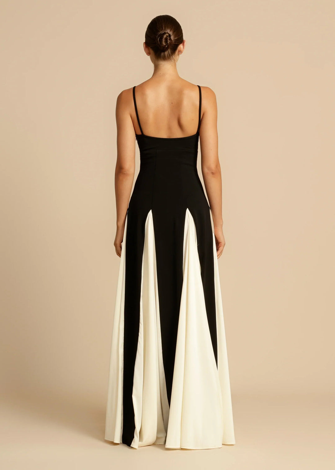 Elegancka sukienka maxi w kolorowe bloki, nowoczesny i elegancki krój, idealna na każdą okazję, niezrównany komfort.