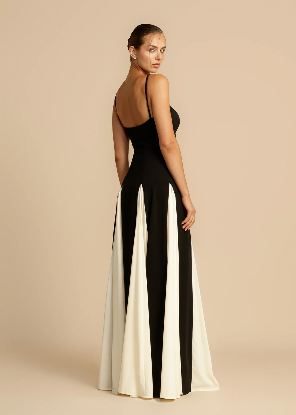 Elegancka sukienka maxi w kolorowe bloki, nowoczesny i elegancki krój, idealna na każdą okazję, niezrównany komfort.