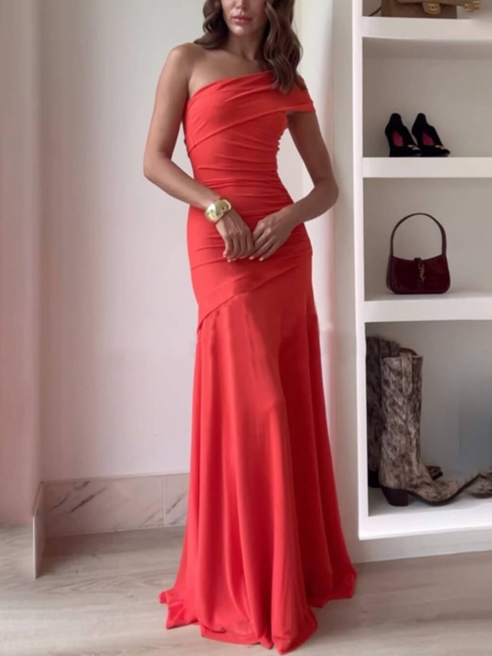Szykowna długa suknia z odkrytymi ramionami, plisowanymi detalami, idealna na eleganckie przyjęcia weselne i formalne okazje.