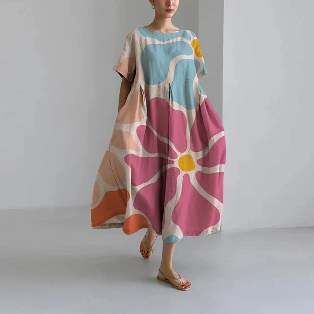 Długa luźna sukienka damska, różowy kwiatowy wzór, elegancki styl boho, miękka bawełna, swobodny krój.