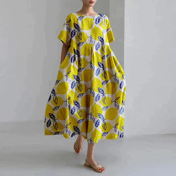 Długa luźna sukienka damska, różowy kwiatowy wzór, elegancki styl boho, miękka bawełna, swobodny krój.
