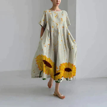 Długa luźna sukienka damska, różowy kwiatowy wzór, elegancki styl boho, miękka bawełna, swobodny krój.