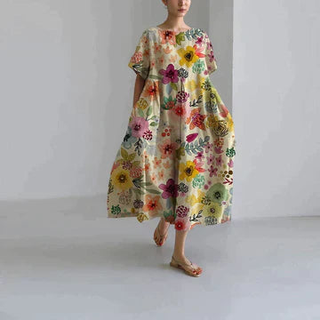 Długa luźna sukienka damska, różowy kwiatowy wzór, elegancki styl boho, miękka bawełna, swobodny krój.