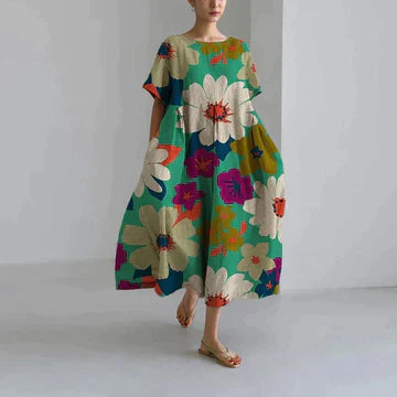 Długa luźna sukienka damska, różowy kwiatowy wzór, elegancki styl boho, miękka bawełna, swobodny krój.