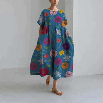 Długa luźna sukienka damska, różowy kwiatowy wzór, elegancki styl boho, miękka bawełna, swobodny krój.
