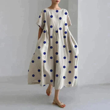 Długa luźna sukienka damska, różowy kwiatowy wzór, elegancki styl boho, miękka bawełna, swobodny krój.
