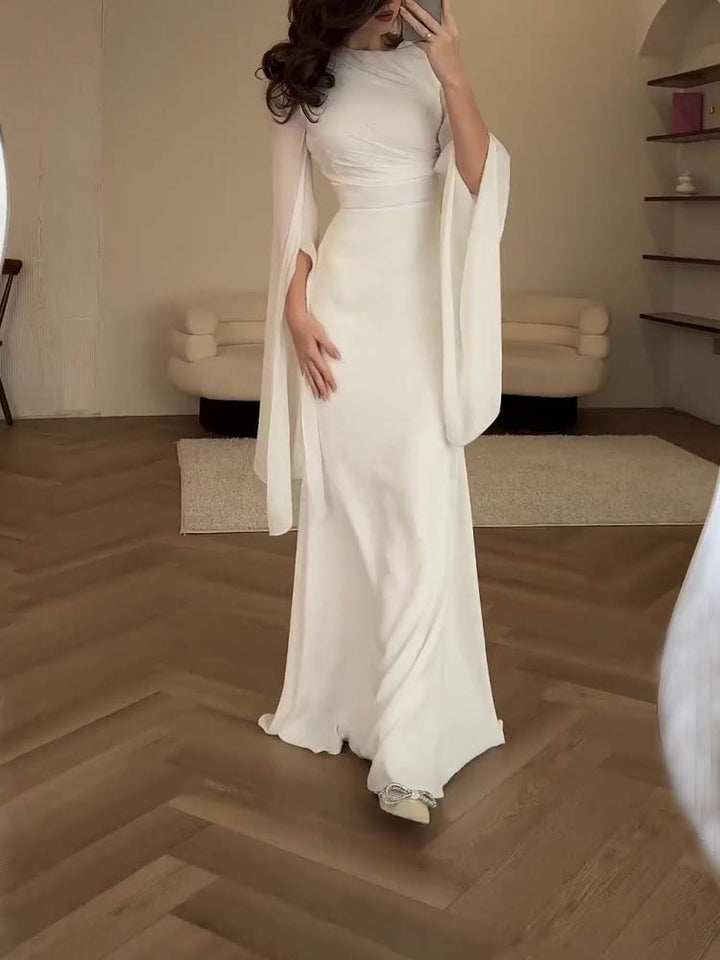 Długa elegancka sukienka z drapowaniem i płynnymi rękawami, ze strukturalnym gorsetem, idealna na wieczory i formalne wydarzenia.