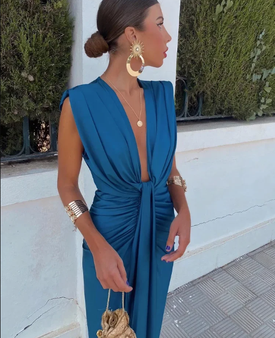 Piękna damska sukienka maxi Darcy z eleganckimi plisami i płynącą sylwetką