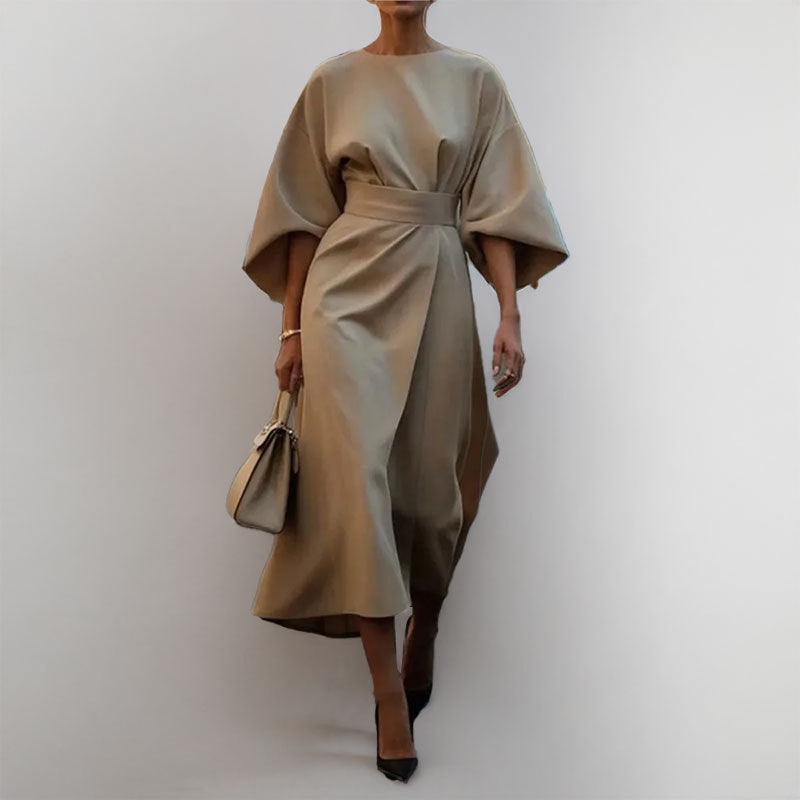Szara sukienka maxi z eleganckim drapowaniem to idealny wybór na co dzień lub na specjalną okazję.