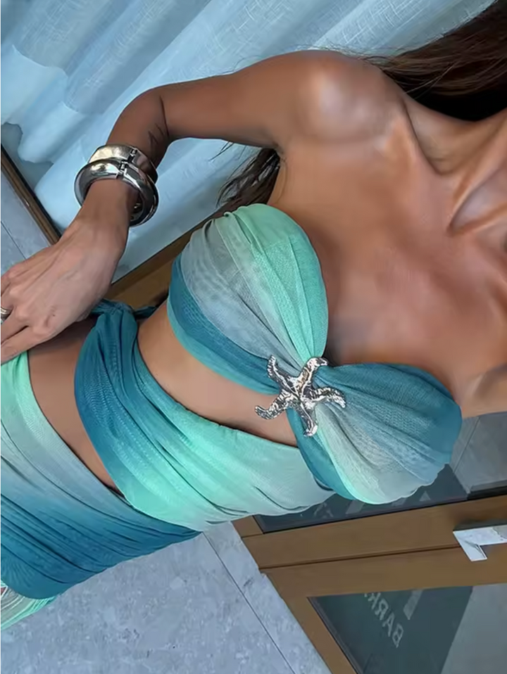 Kobieta w niebieskiej sukience Maya Sunset, prezentująca jej lekkość i elegancję.