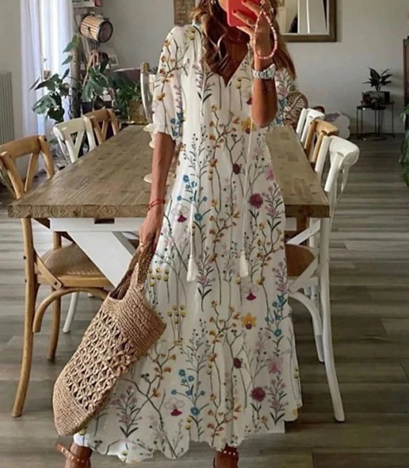 Beżowa sukienka maxi boho z etnicznymi wzorami, luźny krój, detale do wiązania, idealna na lato i elegancka.